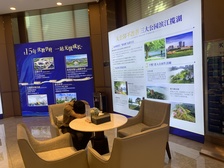 此房子是3室2厅中楼层,面向公园宁静愉人