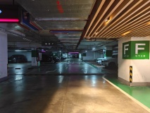 翔龙天地地下停车场